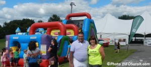 Fete-familiale-Saint-Louis-de-Gonzague-2013-Yves_Daoust-maire-et-Karel_Leduc-Jeux-gonflables-et-chapiteau-Photo-INFOSuroit