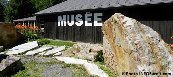 Musee-quebecois-d-archeologie-a-la-Pointe-du-Buisson-vue-du-parc-des-galets-Photo-INFOSuroit_com