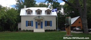 Maison-Felix-Leclerc-et-kiosque-accueil-plus-drapeau-Quebec-Photo-INFOSuroit_com