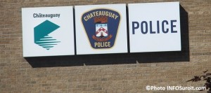 Police-Chateauguay-enseigne-devant-poste-rue-Maple-Photo_INFOSuroit_com