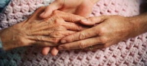 personne-agee-soutien-aidant-naturel-mains-Photo-CPA-publiee-par-INFOSuroit_com