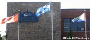 Hotel de ville de Beauharnois avec drapeaux Photo INFOSuroit_com