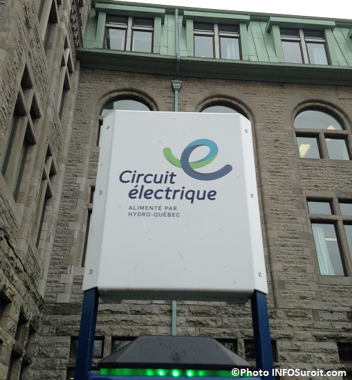 borne de recharge publique pour vehicules electriques devant Cegep logo Circuitelectrique Photo INFOSuroit_com