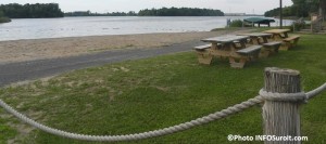 plage du parc regional des iles de Saint-Timothee avec tables de pique-nique et canots Photo INFOSuroit_com