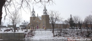 Eglise Saint-Joachim a Chateauguay devant riviere en hiver Photo INFOSuroit