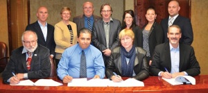 Signature-convention-collective-cols-blancs-Chateauguay-photo-courtoisie-publiee-par-INFOSuroit_com