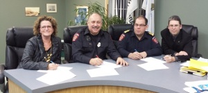 Signature-entente-Pompiers-Saint-Urbain_Premier-photo-courtoisie-publiee-par-INFOSuroit_com