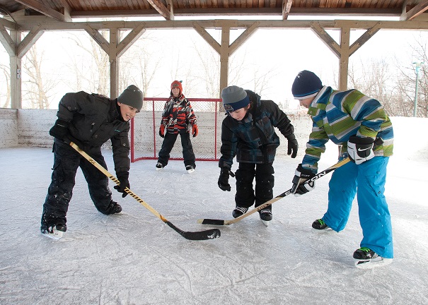 Parc-regional-des-iles-Saint_Timothee-hockey-patinoire-jeunes-photo-courtoisie-publiee-par-INFOSuroit_com