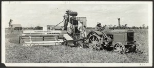 tracteur vieille moissonneuse batteuse ferme experimentale Ottawa Photo CollectionsCanada