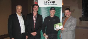 Coop Frontieres remise plaque Richard_Beriault Photo courtoisie oubliee par INFOSuroit