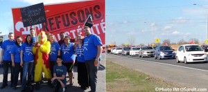 Rallye-Austerite-1er-mai-cortege-automobiles-et-manifestants-Valleyfield-autobus-photo-INFOSuroit_com