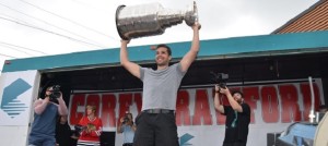Corey_Crawford avec Coupe_Stanley-a-Chateauguay-Photo-Division-des-communications-Chateauguay
