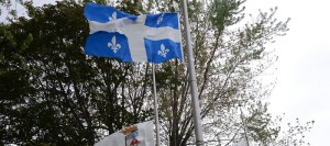 Drapeau-en-berne-Chateauguay-deces-Jacques_Parizeau-photo-courtoisie-publiee-par-INFOSuroit_com