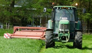 Tracteur-herbe-brousaille-Photo-courtoisie-Ville-de-Valleyfield