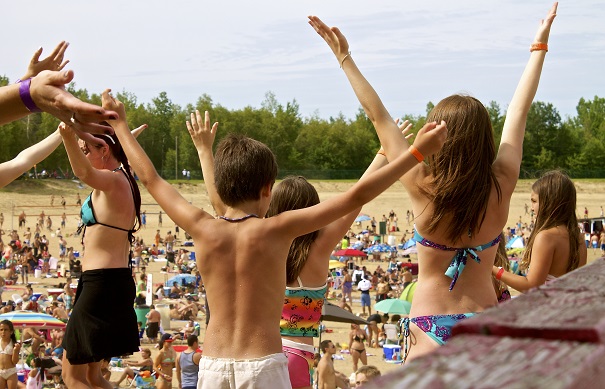 famille plage party et concours Photo courtoisie Tourisme_Suroit