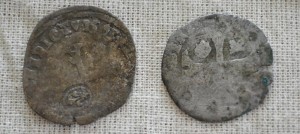 Pieces-de-monnaie-ecole-de-fouille-archeologie-ile-Saint-Bernard-photo-Adrian_Burke-publiee-par-INFOSuroit_com