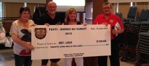 Remise-cheque_Festi_Bieres-du-Suroit-a-APDIS-photo-courtoisie-publiee-par-INFOSuroit_com