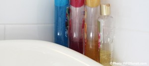 des produits d hygiene avec microbilles dans une salle de bain Photo INFOSuroit_com