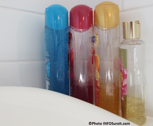 produits d hygiene avec microbilles dans une salle de bain Photo INFOSuroit_com