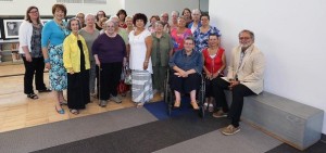 bibliotheque de Beauharnois la ministre David le maire Haineault et familles de benevoles Photo courtoisie