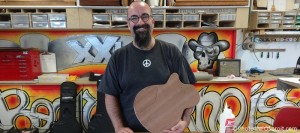 Marc-Lupien-Luthier-Guitares-XXL-atelier-photo-INFOSuroit_com