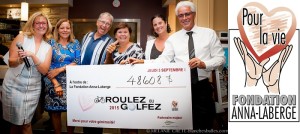 Roulez et Golf pour la sante remise cheque Photo courtoisie Fondation Anna-Laberge et logo