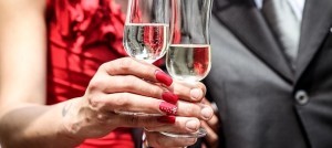 Couple-coupes-de-vin-celebration-festivites-photo-pixabay-publiee-par-INFOSuroit_com