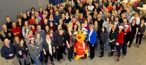 Nez_rouge benevoles GroupeSAAQ et mascotte Photo courtoisie ONR Qc