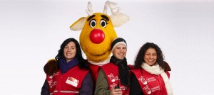 Nez_rouge mascotte avec des benevoles Photo courtoisie ONR Quebec