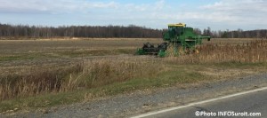 agriculture terre agricole et machinerie tracteur entre Godmanchester et Ormstown automne Photo INFOSuroit_com