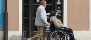 Chaise-roulante-personne-handicapee-aide-photo-Pixabay-publiee-par-INFOSuroit_com