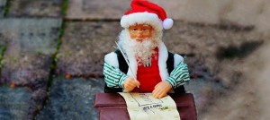 Pere_Noel avec liste de cadeaux Image Pixabay via INFOSuroit_com