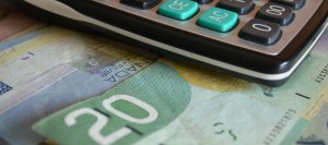 budget-calculatrice-5-et-20-dollars-canadiens-Photo-Pixabay-via-INFOSuroit