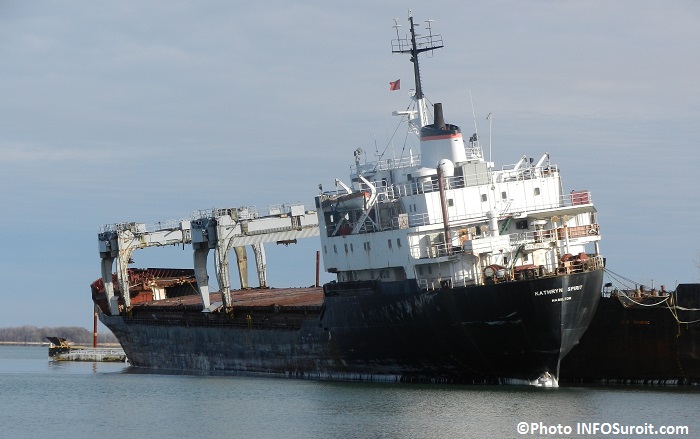 Katrhyn-Spirit-vieux-navire-a-l-abandon-Beauharnois-lac-Saint-Louis-Photo-INFOSuroit_com