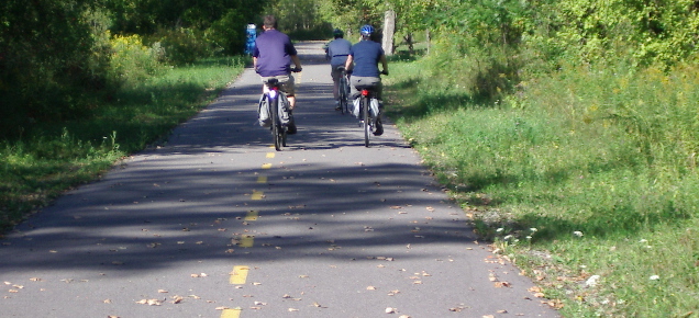 piste cyclable et cyclistes velos parc regional de Beauharnois-Salaberry photo courtoisie MRC