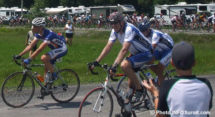 Grand_defi_Pierre_Lavoie cyclistes arrivent a St-Timothee en 2010 Photo INFOSuroit_com