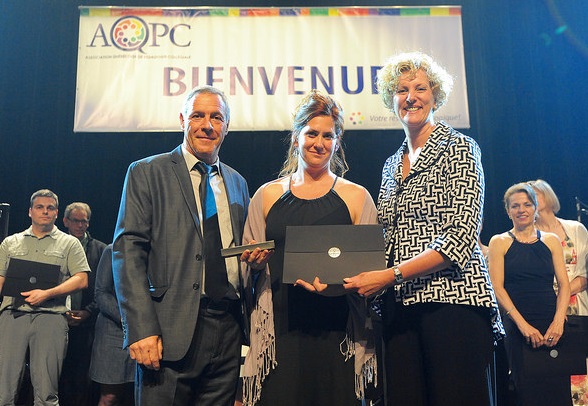 Karine_Landry mention honneur avec Richard_Moisan AQPC et Denise_Trudeau Photo Gabriel_Marceau