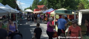 marche fermier Huntingdon juin 2016 marchands kiosques et visiteurs Photo INFOSuroit