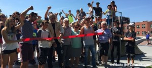 SkatePark inauguration a Beauharnois coupe de ruban jeunes elus et personnel ville Photo INFOSuroit