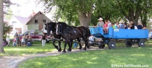 fete familiale St-Louis-de-Gonzague caleche visiteurs famille Photo INFOSuroit