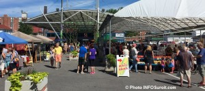 marche public a Valleyfield visiteurs et kiosques Photo INFOSuroit_com