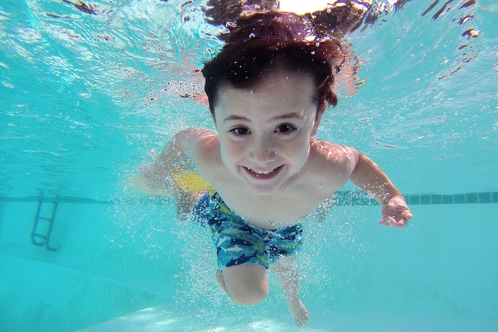 enfant sport piscine sourire Photo Pixabay via INFOSuroit