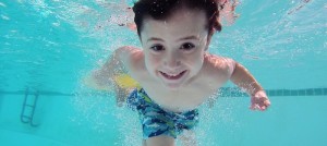 sport piscine enfant sourire Photo Pixabay via INFOSuroit_com