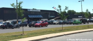 hotel-de-ville-vaudreuil-dorion-arbres-stationnement-photo-infosuroit_com