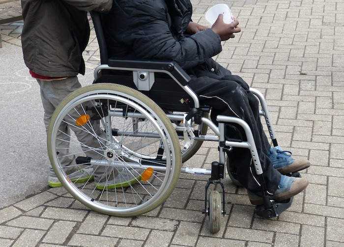 aidant-naturel-et-personne-handicapee-fauteuil-roulant-photo-pixabay-via-infosuroit