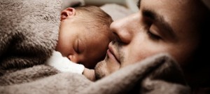 bebe-et-pere-endormi-sommeil-photo-publicdomainpictures-via-pixabay