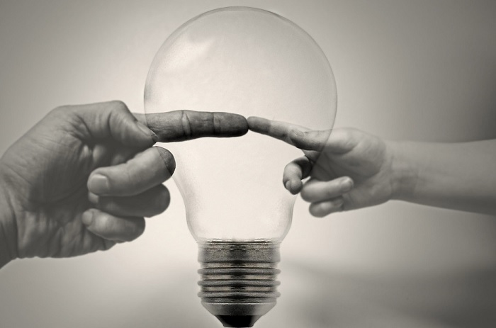 idee-lumiere-ampoule-mains-photo-publicdomainpictures-via-pixabay