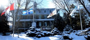 Drapeaux_en_berne hotel_de_ville Chateauguay Photo courtoisie