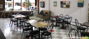 cafe-culturel-lafactrie-tables-chaises-vitrine-photo-infosuroit