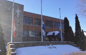 drapeaux en berne hotel de ville Beauharnois Photo courtoisie